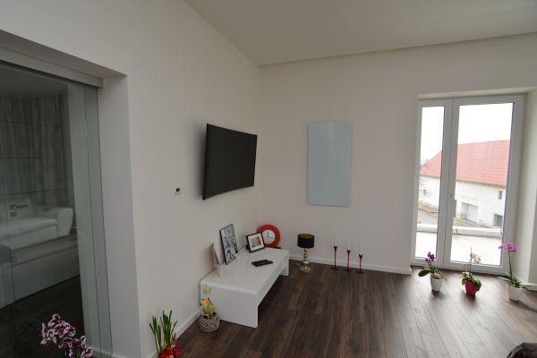 heatwell-800w-sklo-bile-obyvaci-pokoj8B125941-FE41-8140-368D-682D3C1FF3BC.jpg